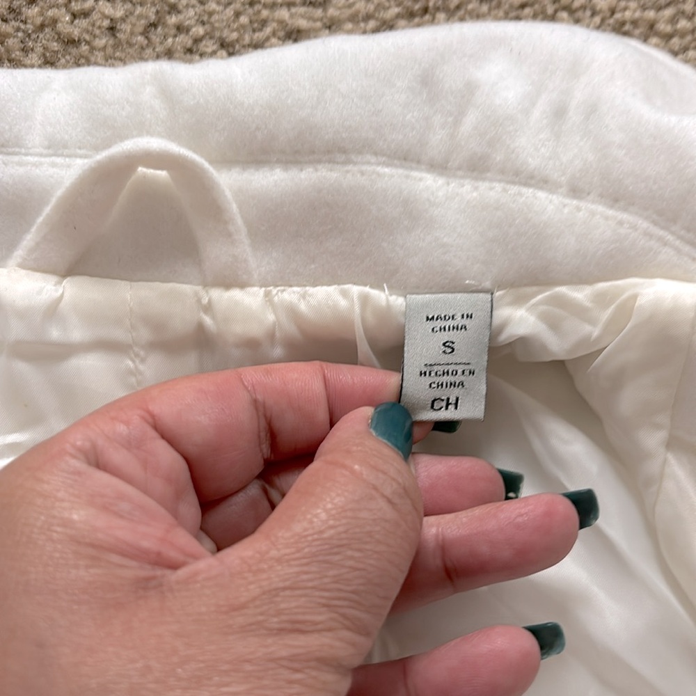 Levi's White Jacket with Cropped Length and Classic Collar - Picture 11 of 11